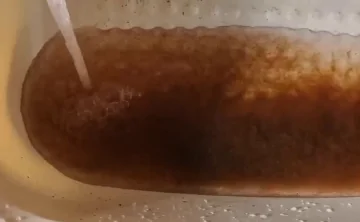 Ржавая вода. Скриншот из видео "Подслушано в Азове"