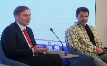 Первый замгубернатора региона Алексей Господарёв и актёр Павел Деревянко. Фото АНО МФК «РРАПП»