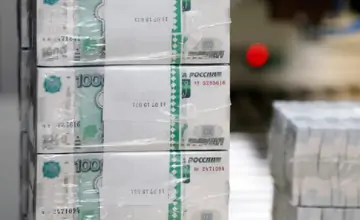 Пачки купюр. Фото Артёма Геодакяна, ТАСС