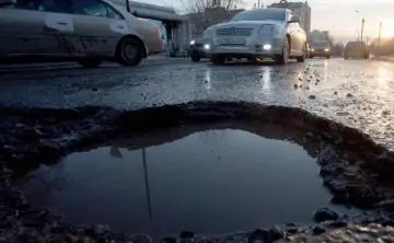 Ямы на дорогах. Фото Дмитрия Феоктистова, ТАСС