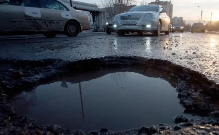 Ямы на дорогах. Фото Дмитрия Феоктистова, ТАСС