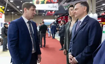 Губернатор Юрий Слюсарь и министр сельского хозяйства и продовольствия Ростовской области Анна Касьяненко на стенде «ФосАгро-Дон». Фото: «ФосАгро-Дон»