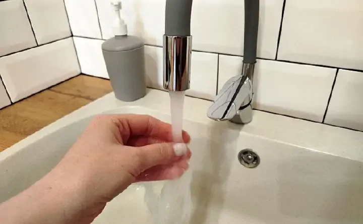 Вода из крана. Фото donnews.ru