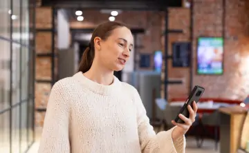 Девушка со смартфоном. Фото предоставлено пресс-службой Yota