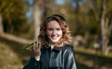 Девушка со смартфоном. Фото предоставлено ПАО «МегаФон»