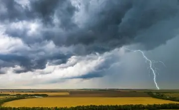 Гроза в Ростовской области. Фото Дениса Демкова