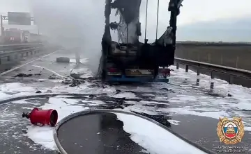 Сгоревший грузовик. Фото пресс-службы региональной Госавтоинспекции.