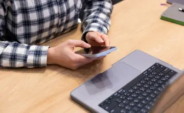 Парень со смартфоном. Фото ПАО «Мегафон»