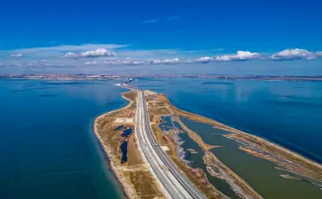 Перед Крымским мостом суда простаивают по 7-10 суток. Фото Росавтодор.