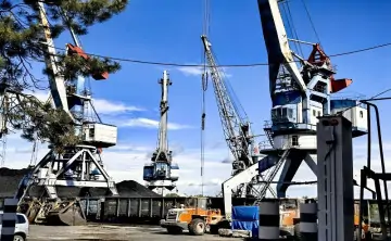 Автопоезд с зерном может преодолевать этот небольшой участок в пять километров шесть часов. Фото из telegram-канала администрации Азова
