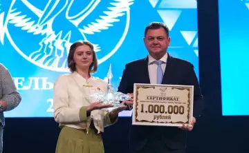 Победителем стала учитель русского языка и литературы Юлия Волкова. Фото министерства образования Ростовской области.