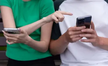 Пара со смартфонами. Фото предоставлено пресс-службой Yota