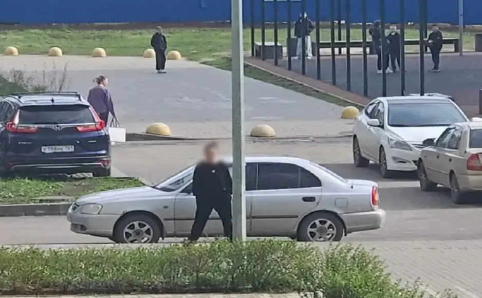 Женщина своими выходками запугала соседей. Фото местной жительницы Евгении.