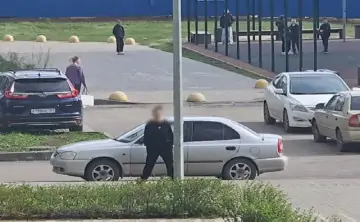 Женщина своими выходками запугала соседей. Фото местной жительницы Евгении.