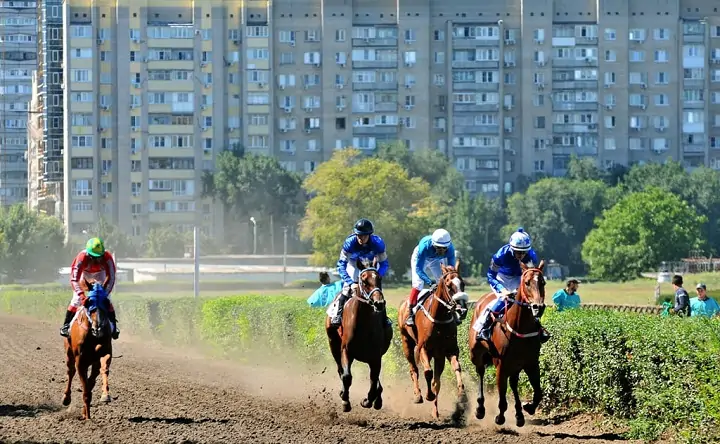 Скачки на Ростовском ипподроме. Фото Аркадия Будницкого, «Наше время»
