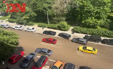 Вода разлилась по дороге. Фото donnews.ru