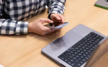 Работа за ноутбуком. Фото предоставлено ПАО «МегаФон»