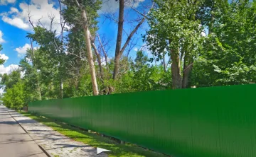 Здание на участке нужно серьёзно ремонтировать. Фото \