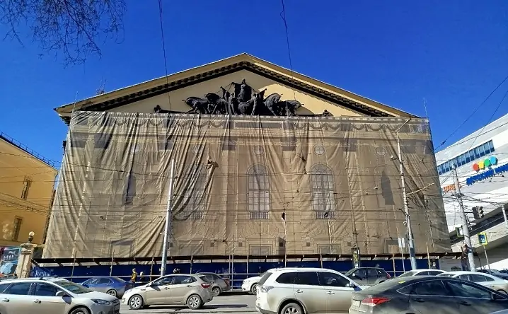 Подрядчик вернул на здание декоративные элементы. Фото donnews.ru
