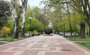 По словам депутата, одна из главных пешеходных зон Ростова постепенно теряет свой облик. Фото donnews.ru