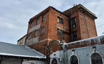 Двухэтажное кирпичное здание завода построено в 1904 году. Фото с портала "Циан"