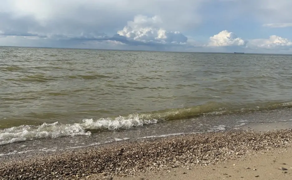 Сейшевая волна похожа на огромную чашу полузамкнутого водоёма. Фото donnews.ru