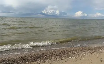 Сейшевая волна похожа на огромную чашу полузамкнутого водоёма. Фото donnews.ru