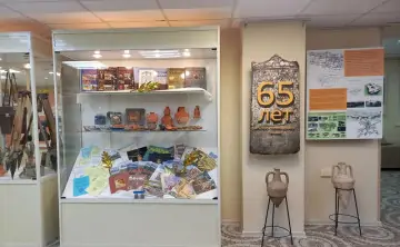 В юбилейную экспозицию вошли редкие фотографии, книги, керамика и значки, которые сотрудники музея собирали на протяжении десятилетий. Фото donland.ru