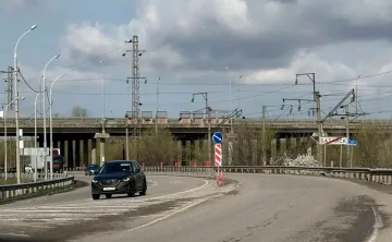Сейчас половина моста перекрыта. Фото donland.ru
