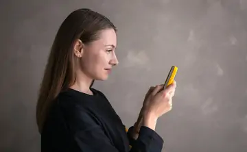 Девушка со смартфоном. Фото предоставлено ПАО «ВымпелКом»