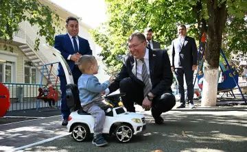 Во время визита Александр Ищенко передал учреждению необходимое оборудование. Фото пресс-службы Заксобрания Ростовской области