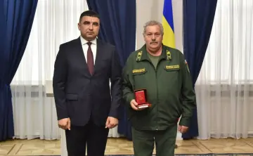 Момент награждения. Фото пресс-службы правительства Ростовской области