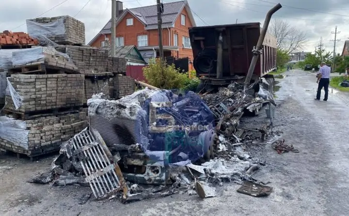 Сгоревшая кабина грузовика. Фото «Батайск Город»