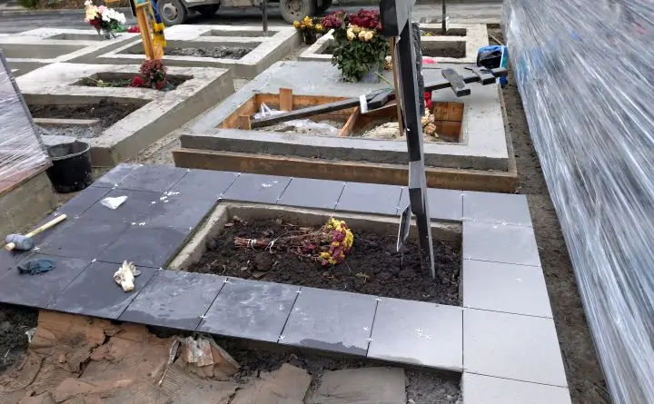 Облицовка могил керамогранитом. Фото donnews.ru