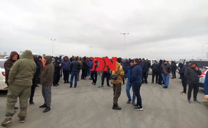 Собравшиеся водители грузовиков. Фото donnews.ru
