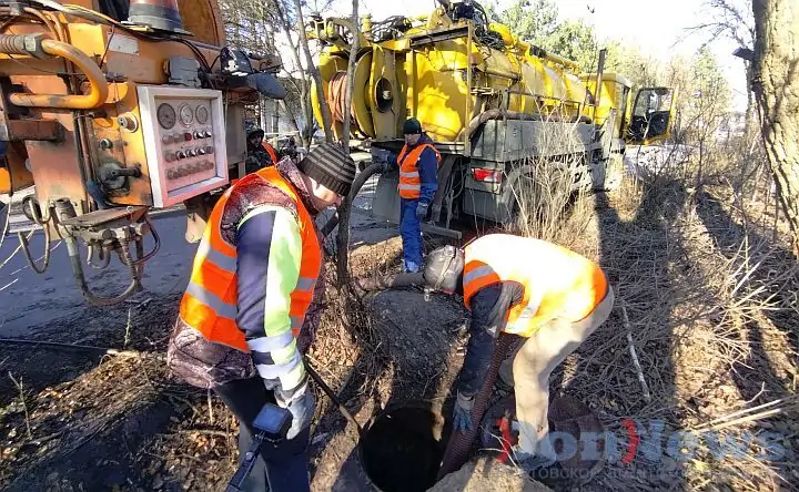 Hасчистка и промывка ливневой канализации в районе пересечения Малиновского и Доватора
