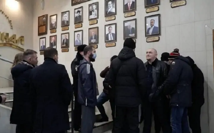 Люди, которые якобы запрещают проходить Вишневскому и Поркшееву в здание. Фото из личного архива Германа Вишневского