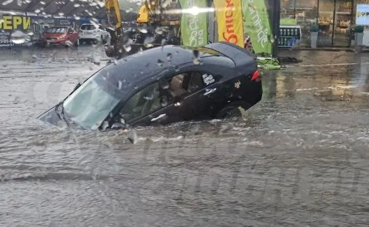 В эко-районе «Вересаево» машина провалилась в яму, которая скрывалась под водой