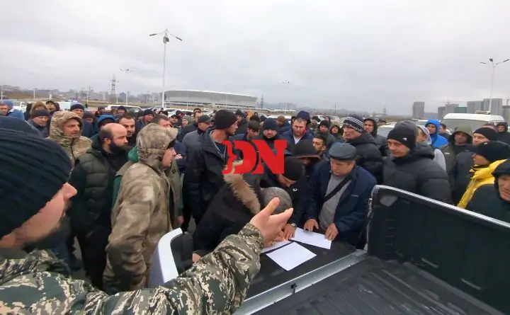 Собравшие водители грузовиков. Фото donnews.ru