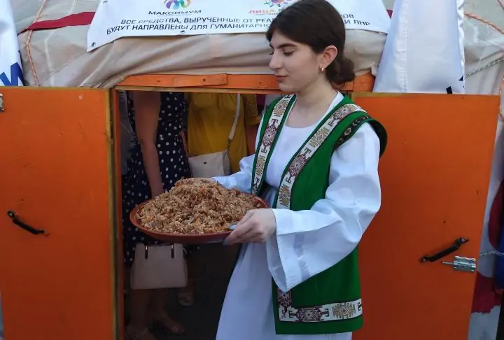 Киргизский плов из красного риса. Фото donnews.ru