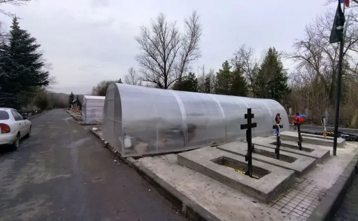 Над захоронениями устанавливают «шатры» — специальные конструкции наподобие теплиц.  Фото donnews.ru