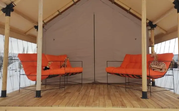 Веранда с креслами в глэмпинге. Фото donnews.ru