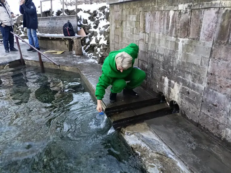 Светлана и её сестра Наталья пришли набрать крещенской воды. Фото donnews.ru