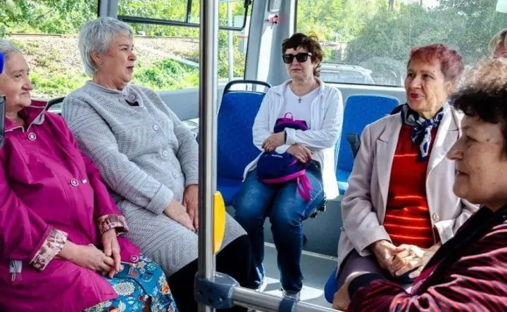 Первые пассажирки нового автобуса. Фото donnews.ru