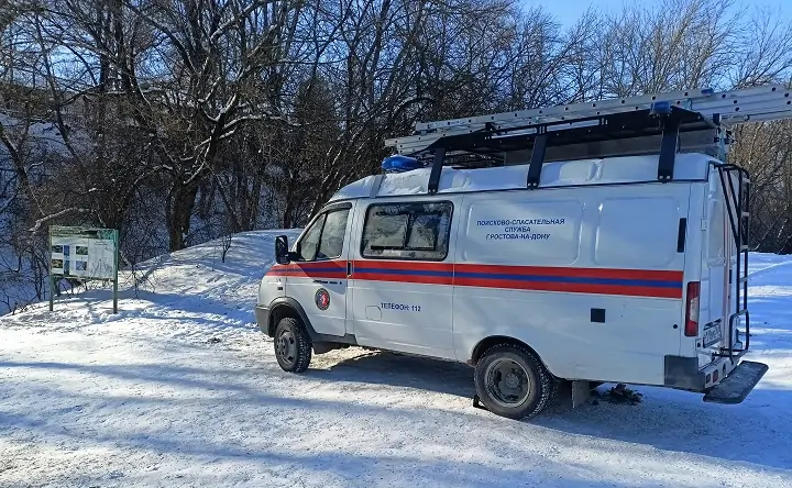 Спасатели несут дежурство возле источника. Фото donnews.ru