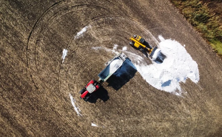 Подготовка фосфогипса к внесению в почву. Фото предоставлено пресс-службой АО «ЕвроХим»