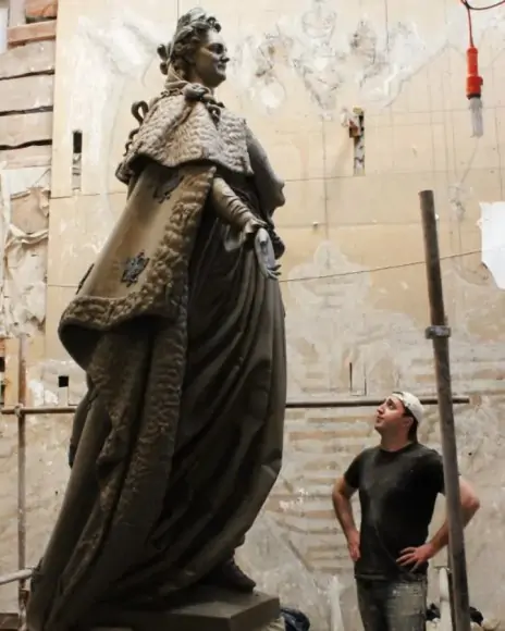 Виктор Согомонян со скульптурой, фото donnews.ru