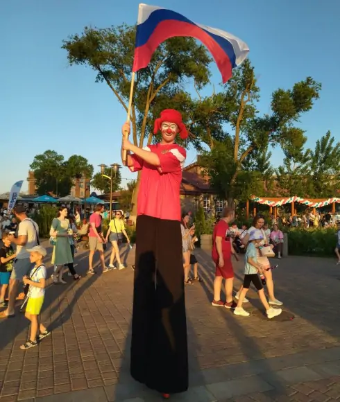 Скоморох в Левобережном парке