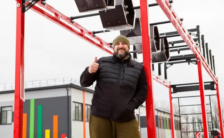 Вячеслав Макаров на фоне трассы с препятствиями. Фото donnews.ru