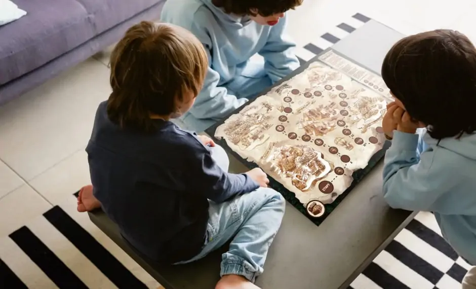 Дети играют в настольную игру, фото 5ka.ru